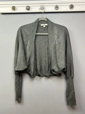 Ya Los Angeles Gris Frente Abierto Encogerse de hombros Mujer Grande Recortado Neutro Oficina Carrera Foto 1 de 4