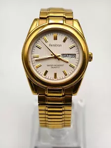 Vintage Armitron Herren goldfarben weißes Zifferblatt Tag/Datum Stretch Quarzuhr, funktioniert! - Bild 1 von 8