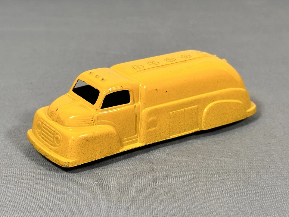 老式 Tootsietoy 黄色油轮燃料卡车艺术装饰流线 - 美国制造 — 第 1/4 张图片