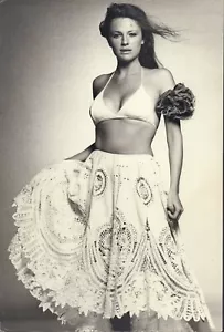 JACQUELINE BISSET - N & B-TBE - 24,5 x 36,5 CM - Picture 1 of 2