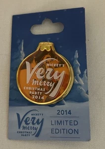 Disney 2014 Very Merry Christmas Party Limited Edition Pin Goofy & Max-on Card - Bild 1 von 2