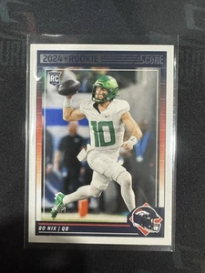 Bo Nix 2024 Score Football - RC #332 - Denver Broncos - Foto 1 di 2