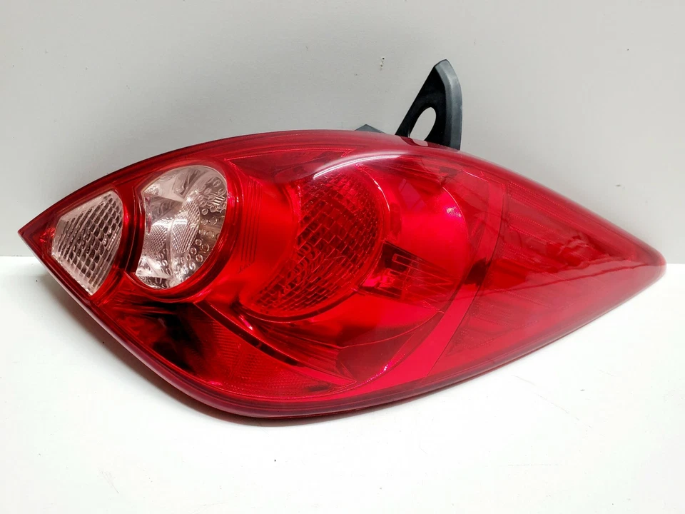 Luz trasera derecha del lado del pasajero Nissan Versa 2007 2008 2009 para hatchback Foto 1 de 4