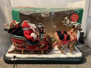 VTG 1995 HOLIDAY CREATIONS ANIMATED MUSICAL SANTA WITH REINDEER & SLEIGH -READ - Bild 1 von 15