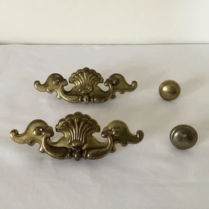 Vintage American Chippendale Stil Messing Fledermaus Schublade Griffe & runde Knöpfe - Bild 1 von 9