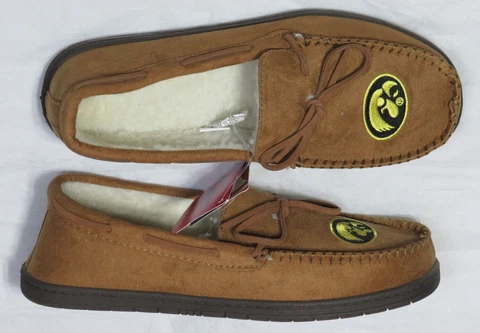 IOWA HAWKEYES MENS NCAA SLIPPERS SMALL TAN MOCCASIN SHERPA LINED CLASSIC NEW NWT Cover