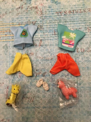 lote de 2 ropa muñeca Kelly Tommy & Ryan ropa trajes y juguete 7 Foto 1 de 4