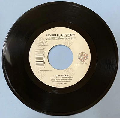 Red Hot Chili Peppers " Scar Tissue / Gong Li "  45 vinyl record - Imagem 1 de 2