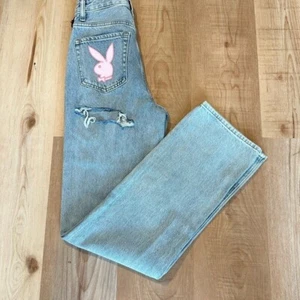 Neu mit Etikett PacSun x Playboy 90er Boyfriend Jeans Rückenschlitz Größe 24 helle Waschung - Bild 1 von 13