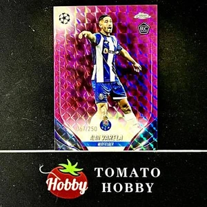 TOPPS CROMO UEFA 2023-24 ALAN VARELA RC/250 Rosa Geométrico REFRACTOR PORTO - Imagen 1 de 2
