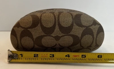 Estojo de óculos de sol COACH couro marrom assinatura C monograma capa dura com pano - Imagem 1 de 3