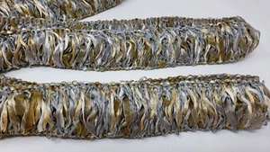 CINTA CHENILLA FLECOS 5 YARDAS TOSCANA SUDAFRICANA 2 1/2" PLATA ORO BLANCO - Imagen 1 de 12
