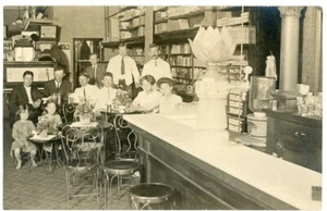 RPPC Soda Brunnen Innen Theke Eis Stühle Familie - Bild 1 von 2