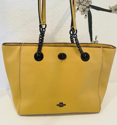 Bolso de hombro Coach para mujer con cadena Turnlock de guijarros Foto 1 de 4