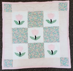 Handgefertigte rosa Babydecke Decke wendbar 33 cm quadratisch Blumen Tulpen - Bild 1 von 5