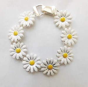 Daisy Bracelet White Flowers Yellow Centers Magnetic Clasp One Size Icon - Picture 1 of 11