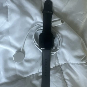Apple Watch Series 10 GPS 42mm Jet Black Aluminum Case with Black Sport Band S/M - Photo 1 sur 7