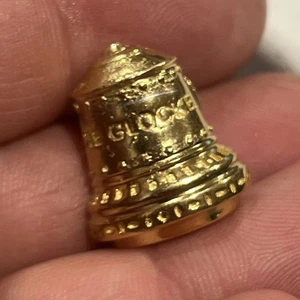 Prendedor de solapa Die Glocke Bell tono dorado arma antigravedad alemana rara urdimbre alienígena de colección - Imagen 1 de 2
