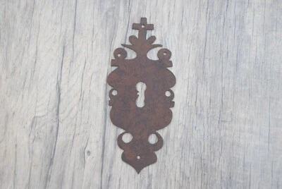 Raro De Colección Hierro Grande Hecho a Mano Perforado Puerta Iglesia ESCUCHEON Llave Agujero Cubierta Foto 1 de 4