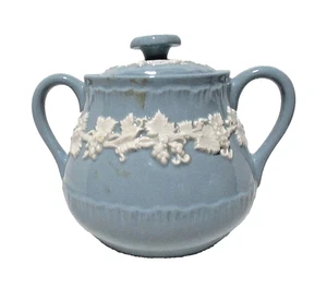 Wedgwood Queens Ware Cream Color on Lavender Shell Edge Sugar Bowl w/ Lid - Picture 1 of 3