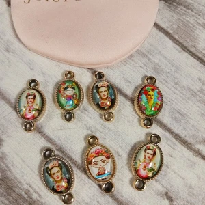 Lote de 7 Dijes Retrato Frida Khalo Cuentas Ovalado Tono Dorado Conectores T/B 1" - Imagen 1 de 7