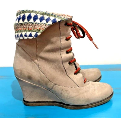 MID 2000s-Anthropologie Holding Caballos Plegables TELA Y GAMUZA GRIS Botas de Cuña 37 Foto 1 de 4