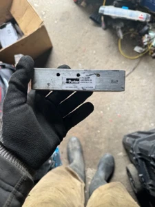 PARKER 4A204 Manifold,Alum,4Outlets,5.5"L 426J64 - Picture 1 of 2