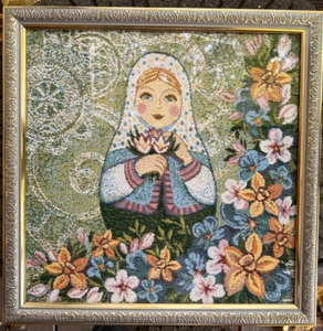 Gerahmter Faserkunst Wandteppich Babuschka Matroschka Frau mit Schal im Blumengarten - Bild 1 von 13