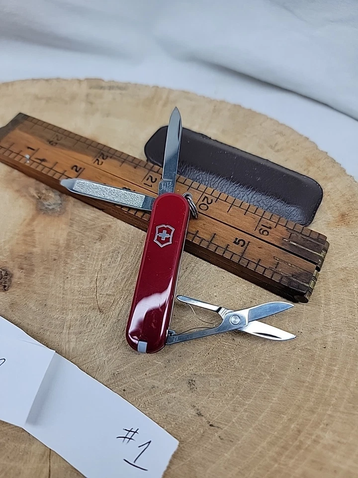 Multiherramienta Victorinox pequeña con funda de cuero Foto 1 de 4