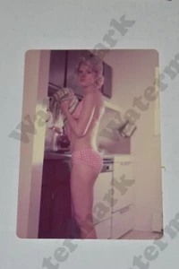 candid curvy bionda donna in bikini rosa anni 70 FOTOGRAFIA VINTAGE Kx - Foto 1 di 1
