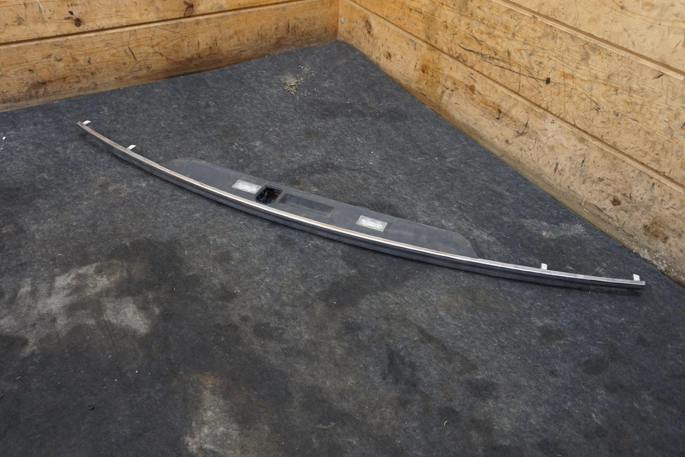 Interruptor de agarre del panel de ajuste cromado central de la tapa del maletero trasero 51137357105 BMW 750 16-19 Foto 1 de 3