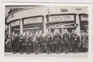 RAMSGATE - FIREMEN OUTSIDE SINGERS STORES IN TOWN -  PLAIN BACKED CARD - KENT