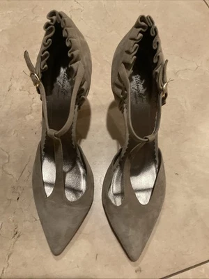 Tacones Anthropologie de gamuza topo con volantes talla 9,5 Foto 1 de 4