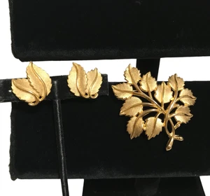 Krone Trifari Textur Gold gebürstet Blatt Cluster Schmuck Set Brosche Clip Ohrringe - Bild 1 von 4