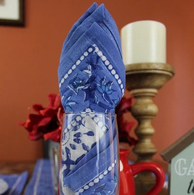 Conjunto de quatro guardanapos de mesa de algodão com estampa de bloco floral Begonia, azul Tiffany - Imagem 1 de 3