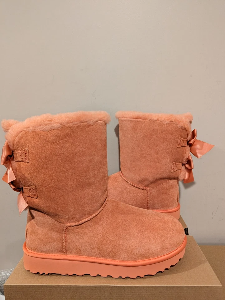 Botas femininas Ugg Australia Bailey Bow cetim tamanho 8 novas na caixa - Imagem 1 de 1