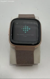 FitBit Versa Rose Gold Smart Watch W/ Rose Gold Wristband - Photo 1 sur 4