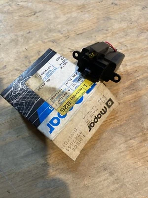 Interruptor desempañador trasero NOSMopar 3747641 1980-1988 Chrysler LeBaron, diplomático Foto 1 de 4