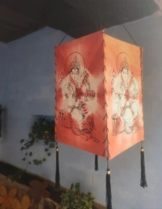 LAMPARA DE TELA NARANJA CON DIBUJOS DE GANESHA - Imagen 1 de 2
