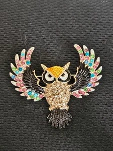 Broche búho estrás. Accesorio Pin Colgante Pájaro Sabio Esmaltado; Brillante Radiante - Imagen 1 de 5