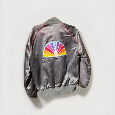 Винтажная атласная куртка-бомбер NBC Peacock от East West North Hollywood размер L - Изображение 1 из 4