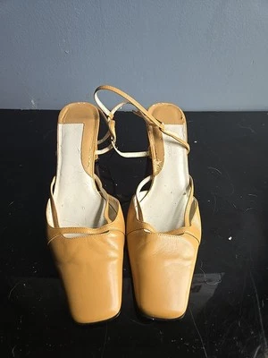 棕褐色凉鞋 — 第 1/4 张图片