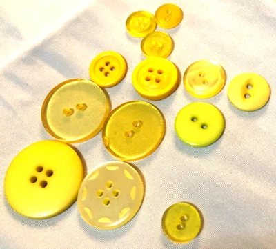 13 Variedad Botones Redondos Plástico Color Amarillo y Amarillo Claro 2 y 4 Agujeros B109 Foto 1 de 4
