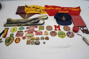 Lot patchs scouts vintage - 45 articles scouts foulards, badges, ceintures, louveteau - Photo 1 sur 12