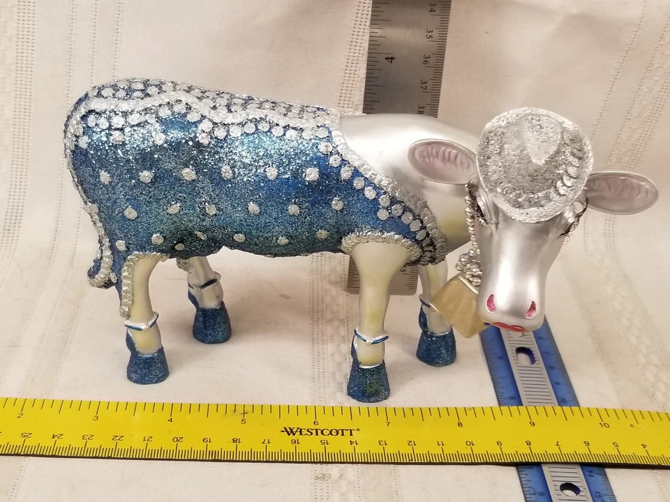 Vestido Vacas en Desfile Atesorado Bovino Plata Vaca Azul con Sombrero y Collar Foto 1 de 3