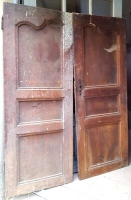 Paire de portes en noyer massif Louis XV. - Photo 1/4