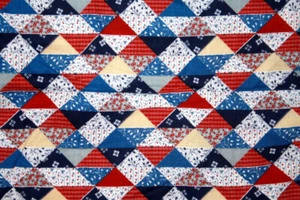 PRE-PRINTED PATCHWORK TRIANGLES - 100% COTTON FABRIC - Picture 1 of 3