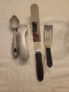 4 piece Pampered Chef Lot, Icecream Scoop, Garlic Press, Spreader and Sm Spatula - Picture 1 of 18