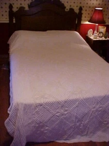 Copriletto vintage in ciniglia bianca con fiori bianchi - Foto 1 di 3