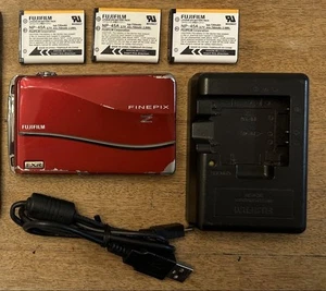 FUJIFILM FinePix Z800 EXR 12MP Digitalkamera 5x Zoom rot silber getestet - Bild 1 von 9